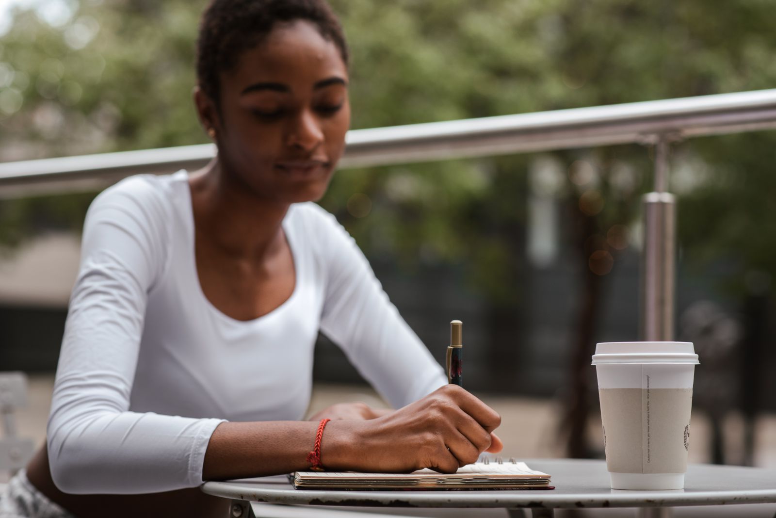Mulher fazendo anotações em seu caderno