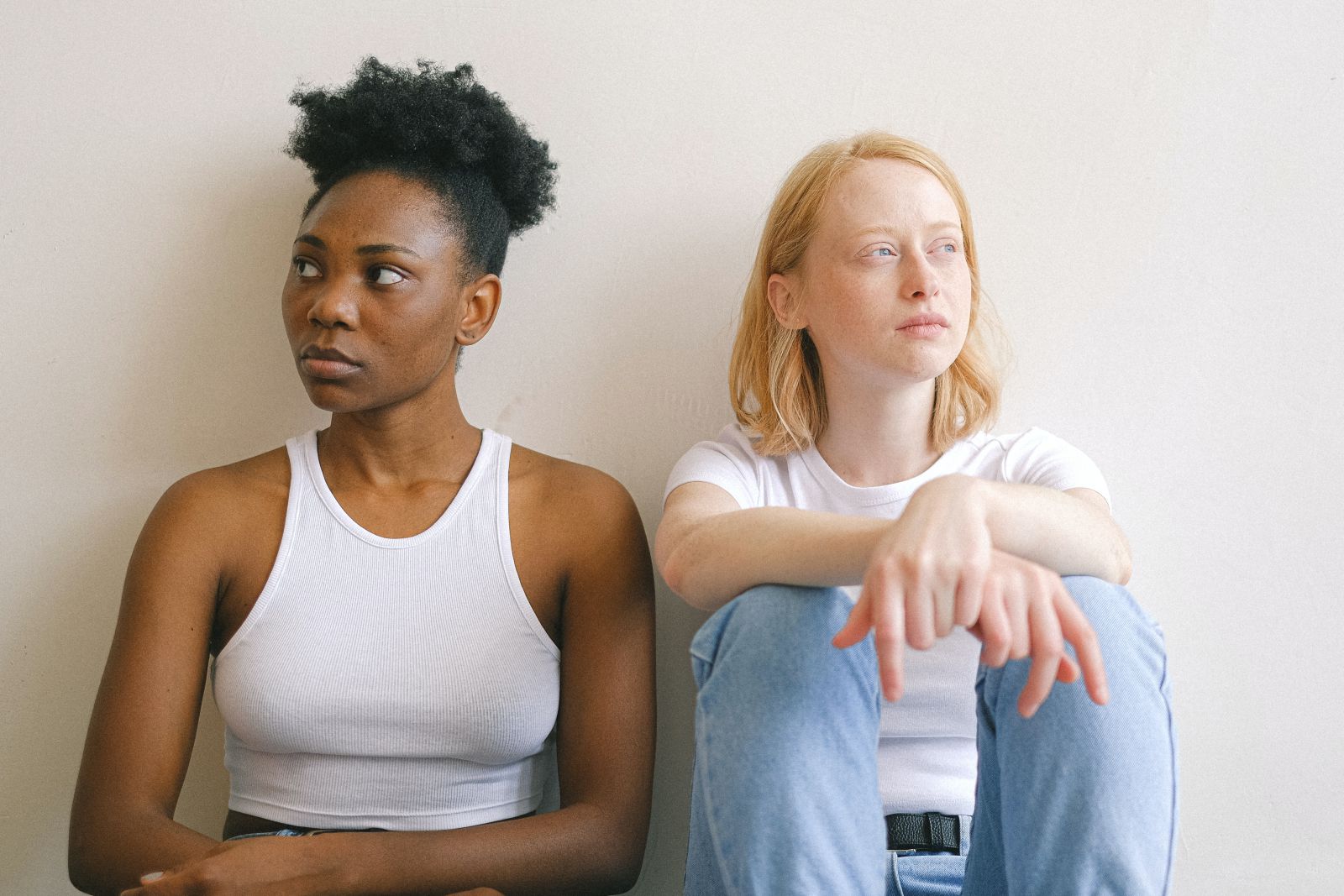 Duas mulheres sentada uma ao lado da outra