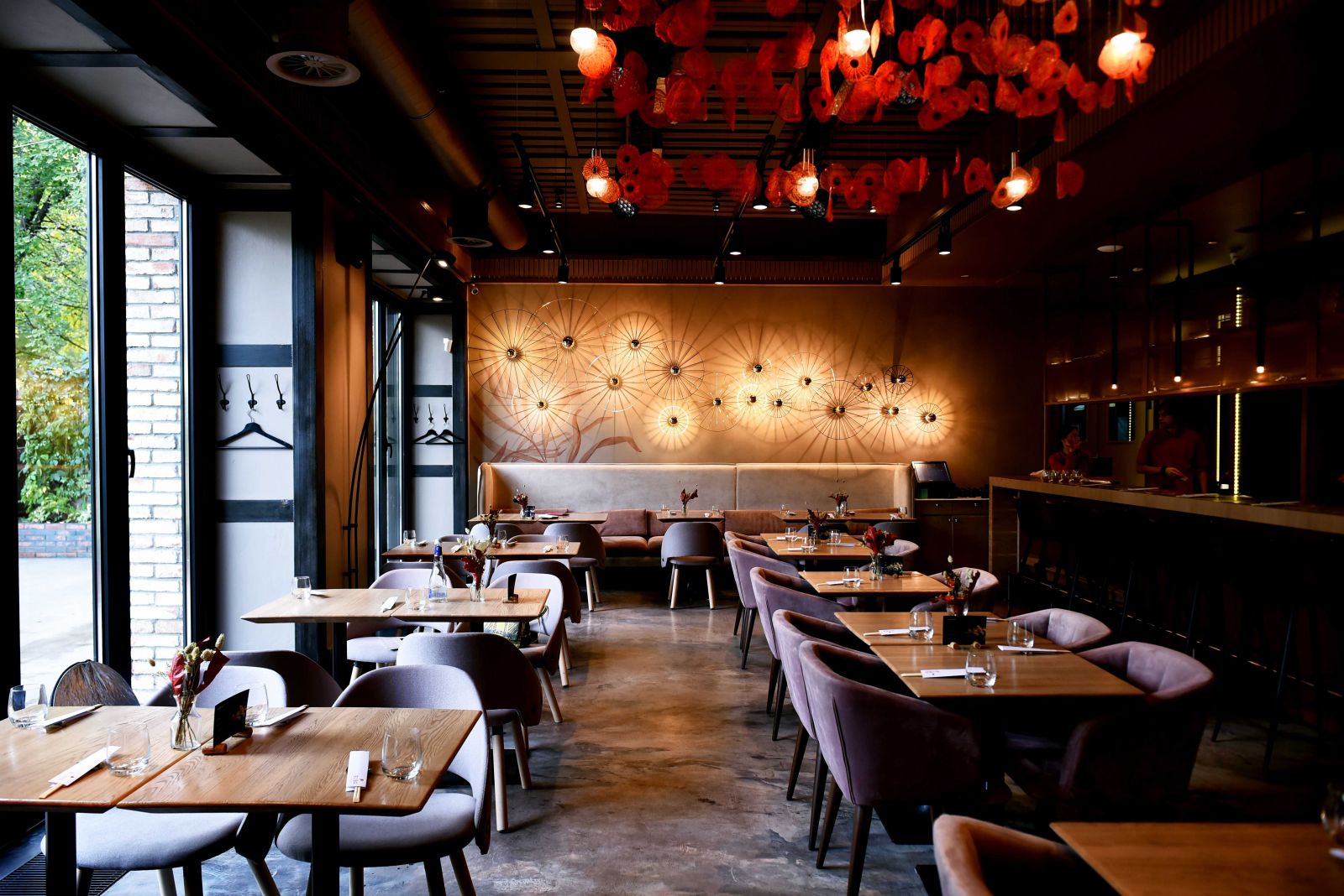 Restaurante fechado sem pessoas