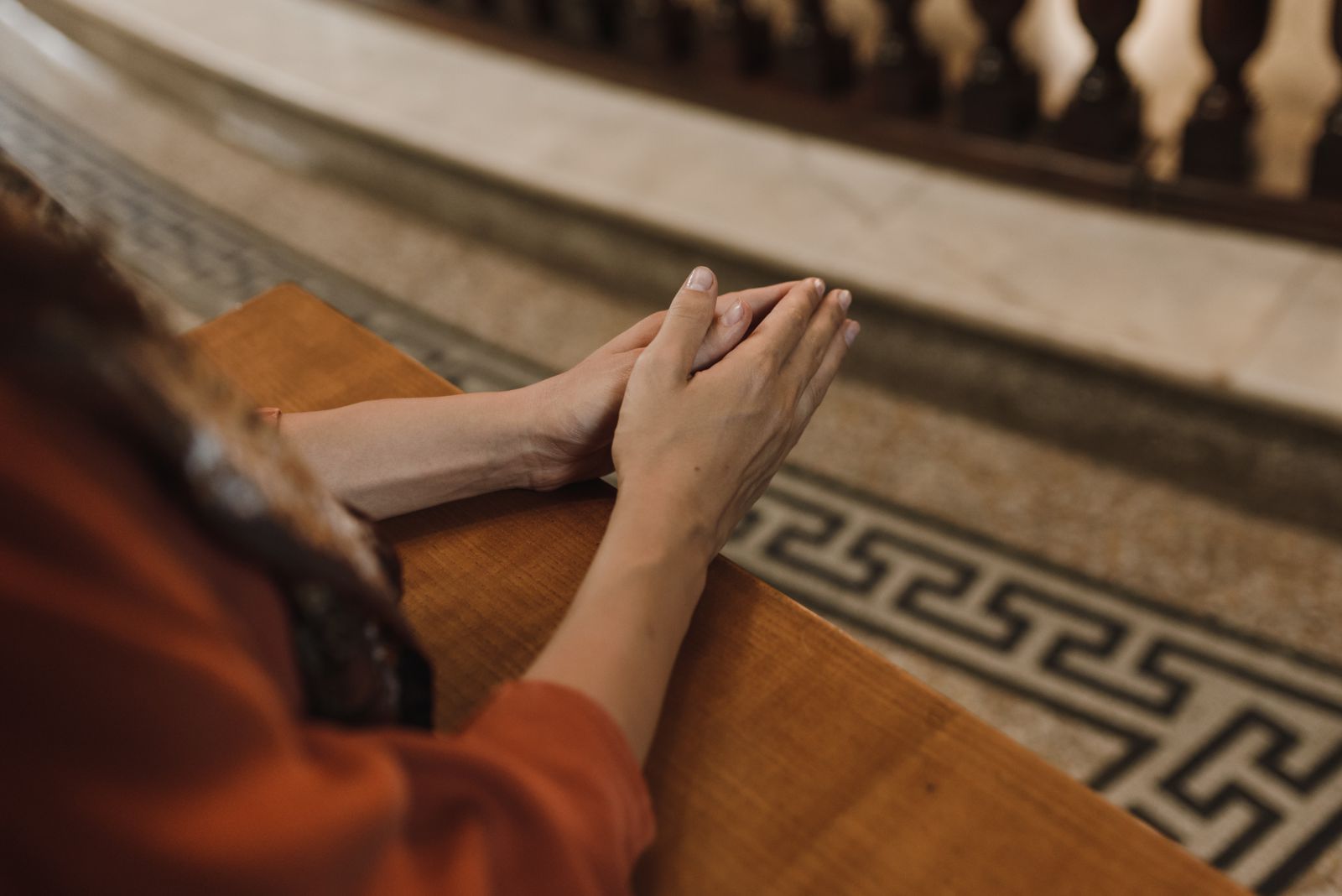 Pessoa com as mãos unidas