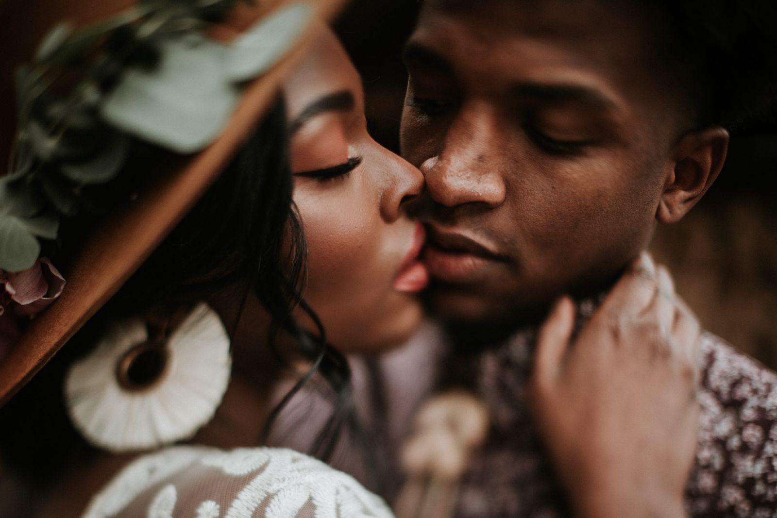 Homem e mulher de olhos fechados com suas bocas próximas