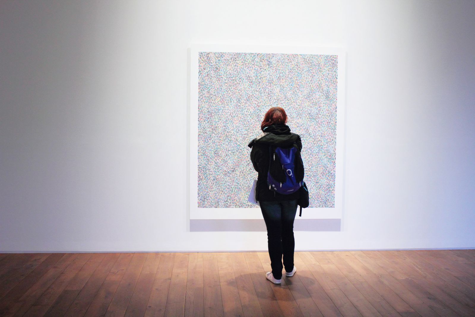 Mulher em um museu olhando para um quadro