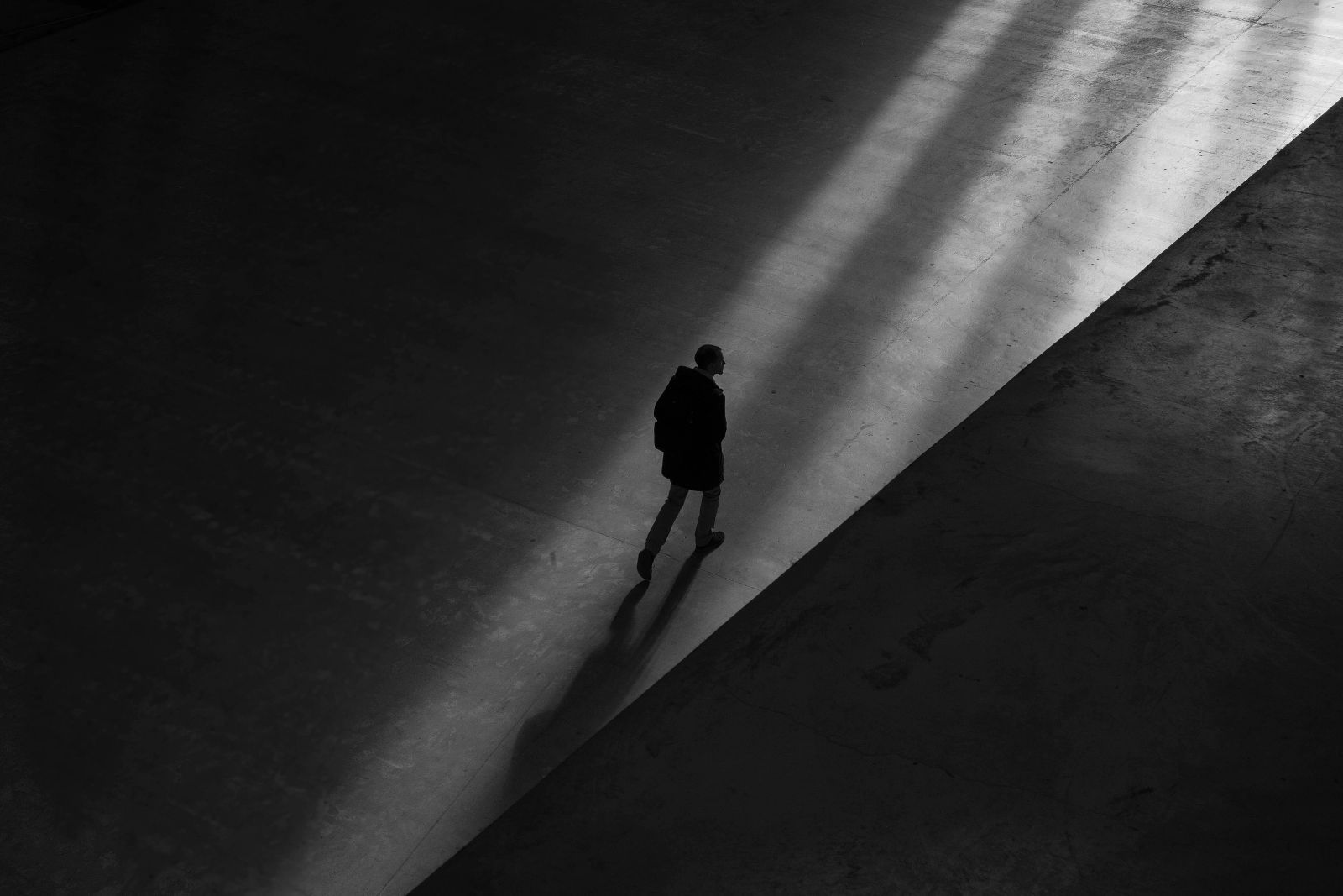 Homem andando sozinho no escuro