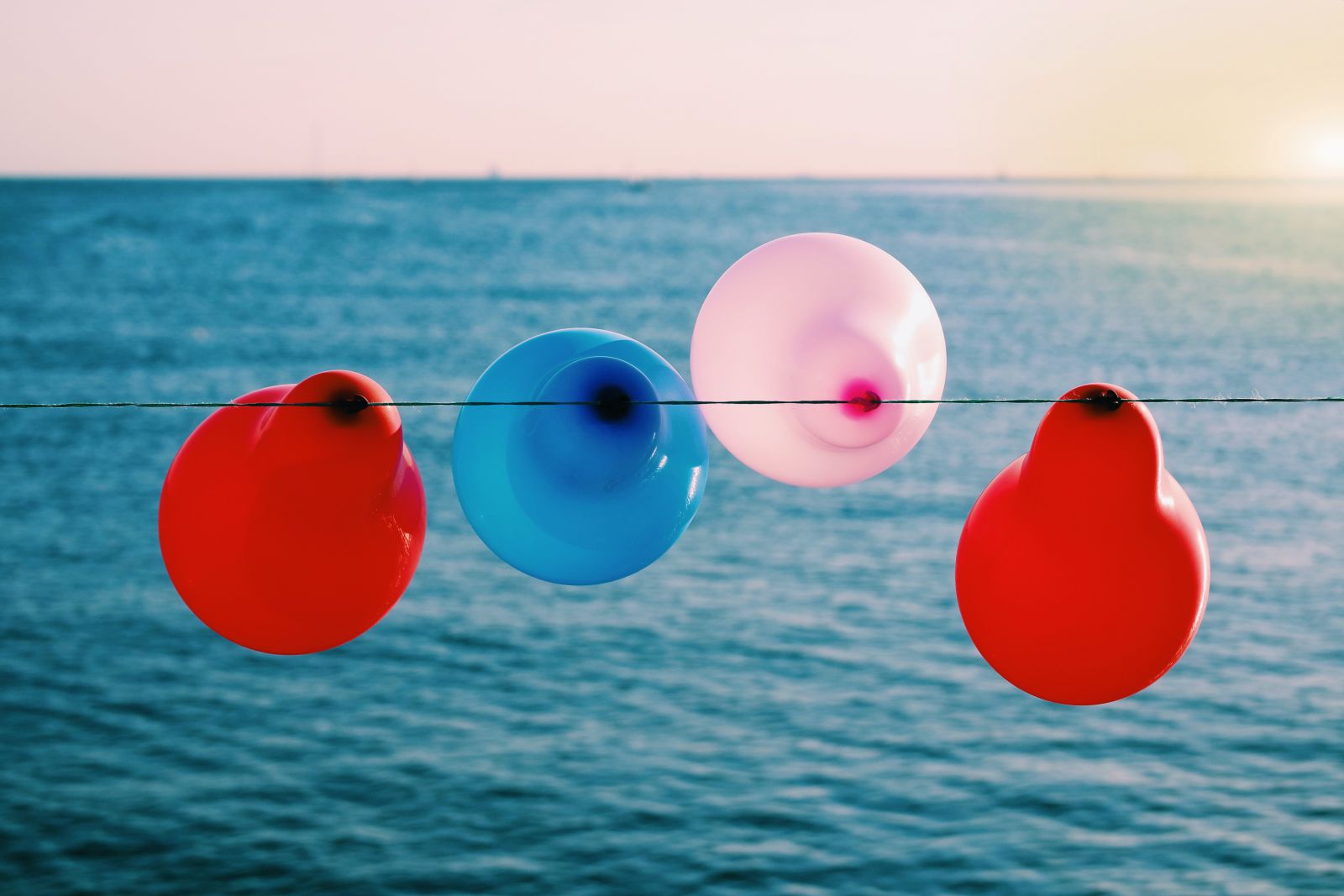 Bexigas de aniversário de frente para o mar