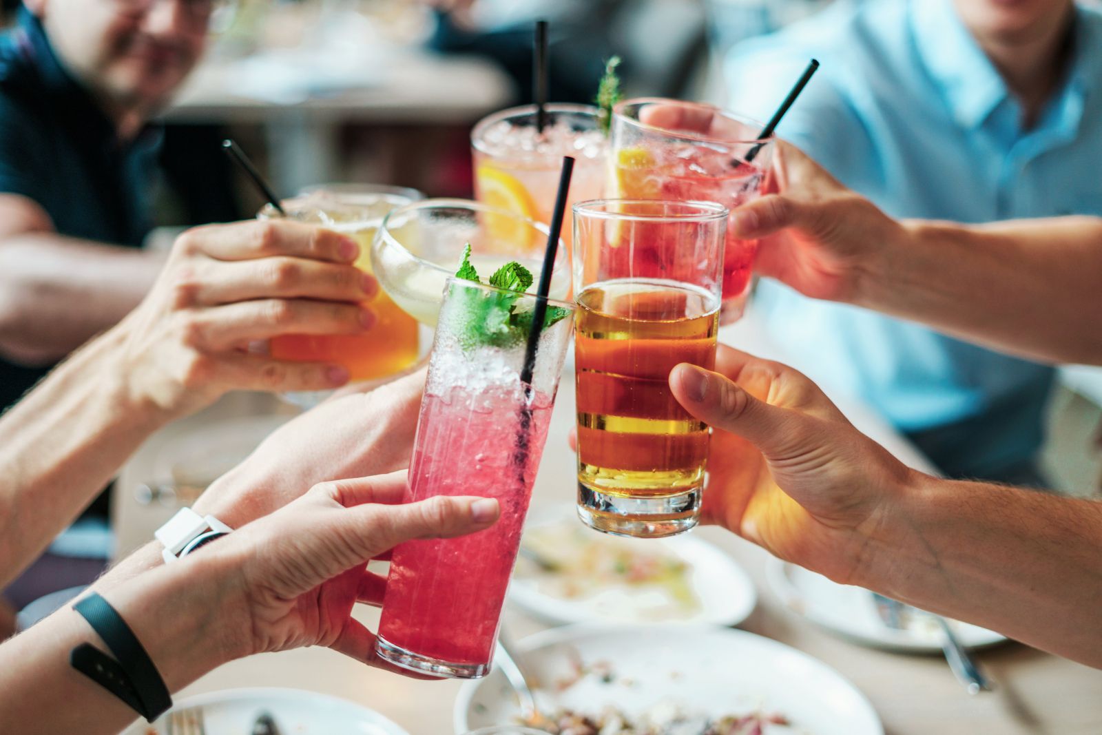 Grupo pde pessoas segurando bebidas e brindando