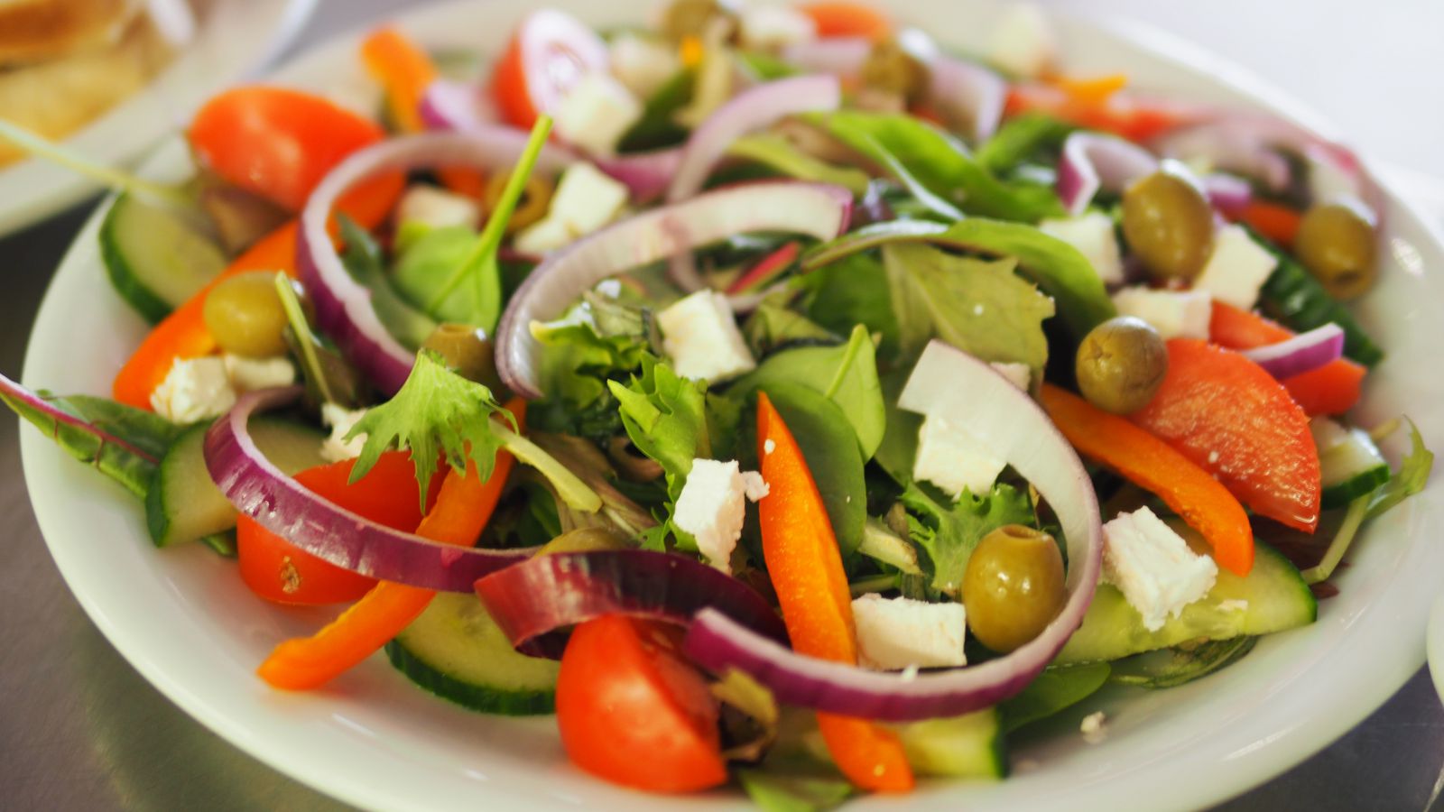 Prato de salada colorida