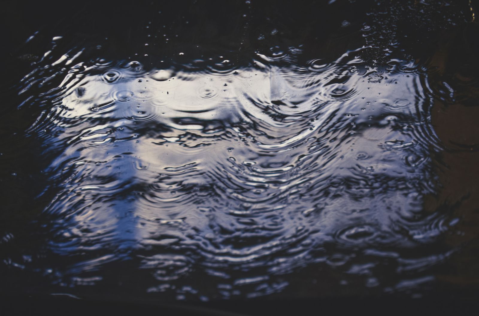Gotas de água caindo em uma poça 