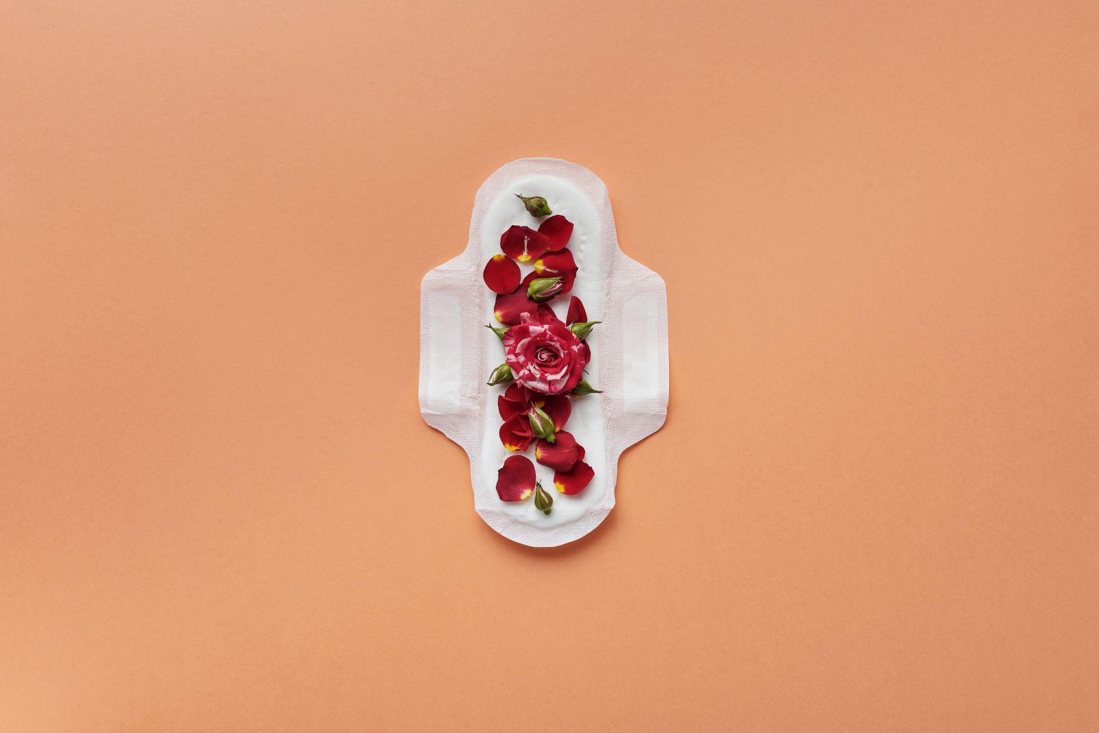 Absorvente com pétalas de flores
