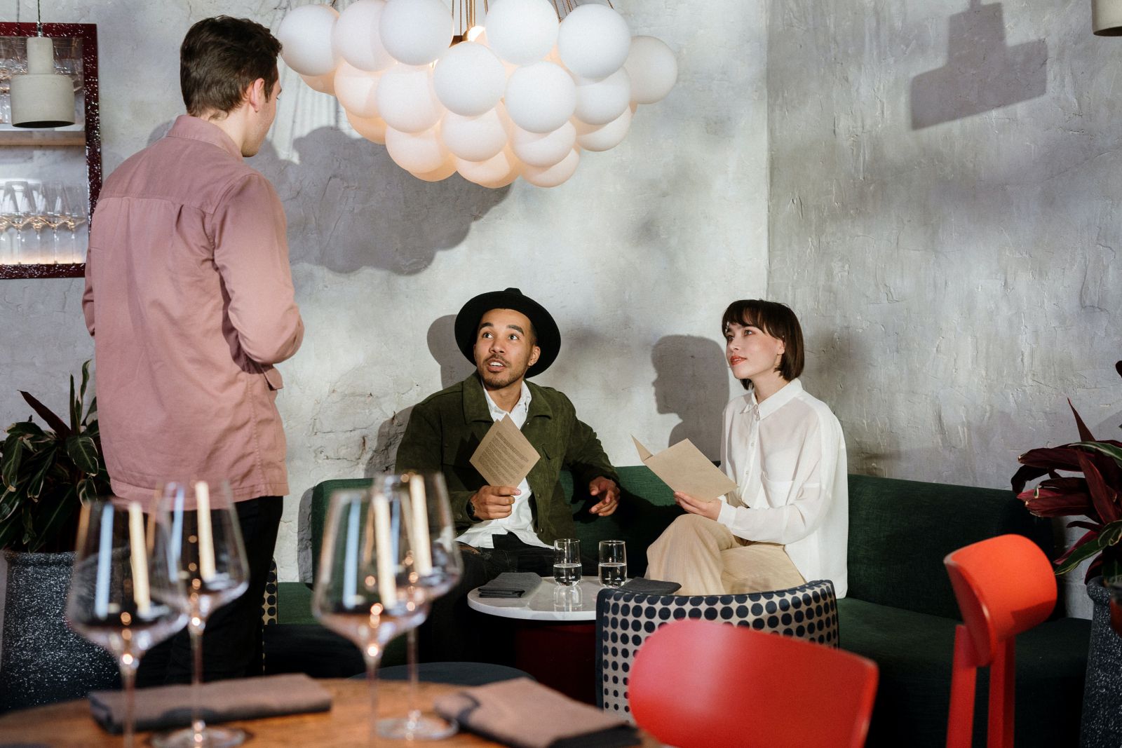 Homem e mulher em uma mesa do restaurante