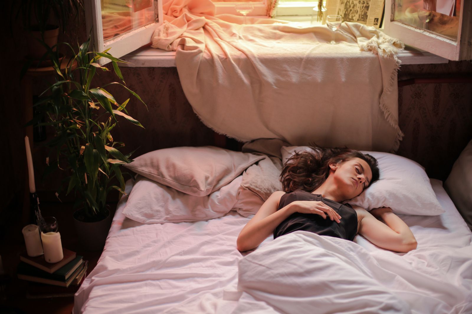 Mulher deitada na cama