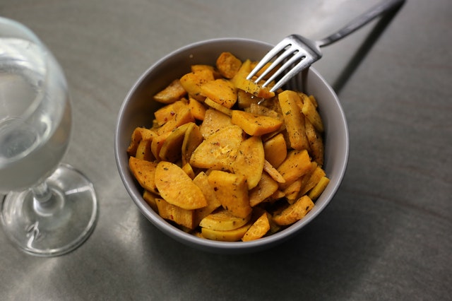 Batata-doce cozida em pedaços.