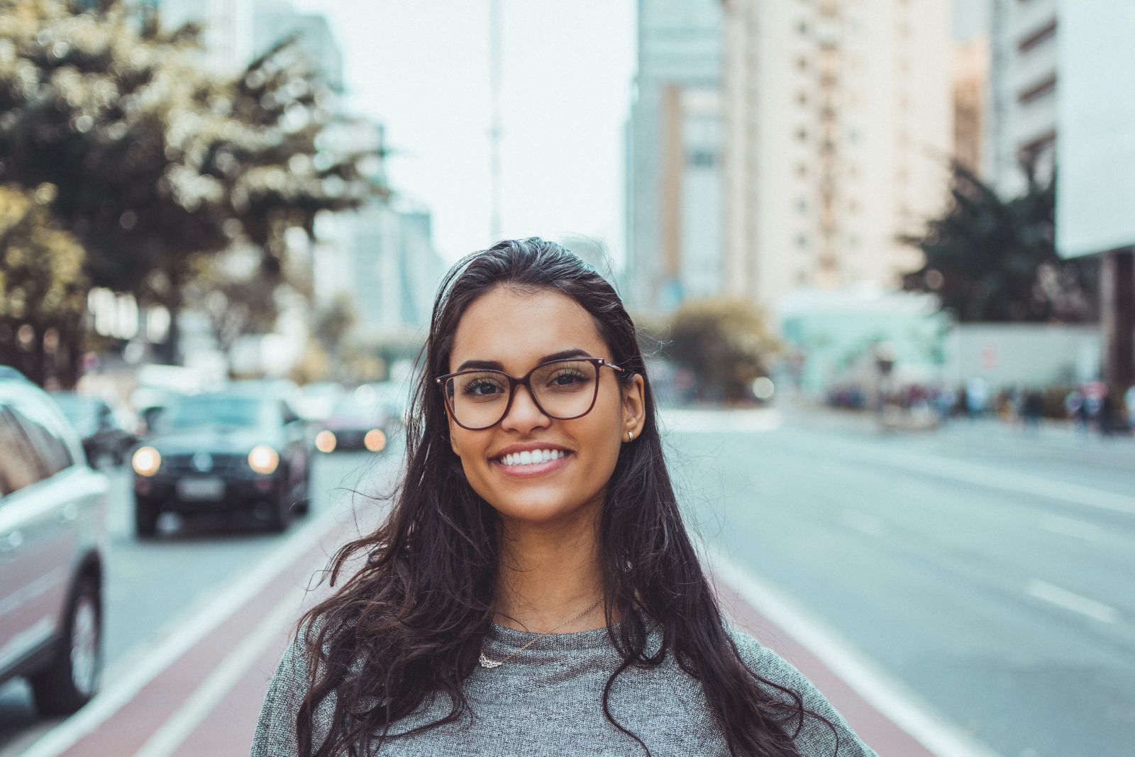 Mulher sorrindo olhando para frente