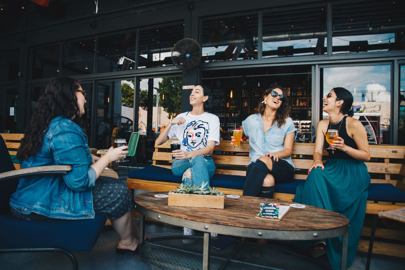Mulheres em uma mesa de restaurante