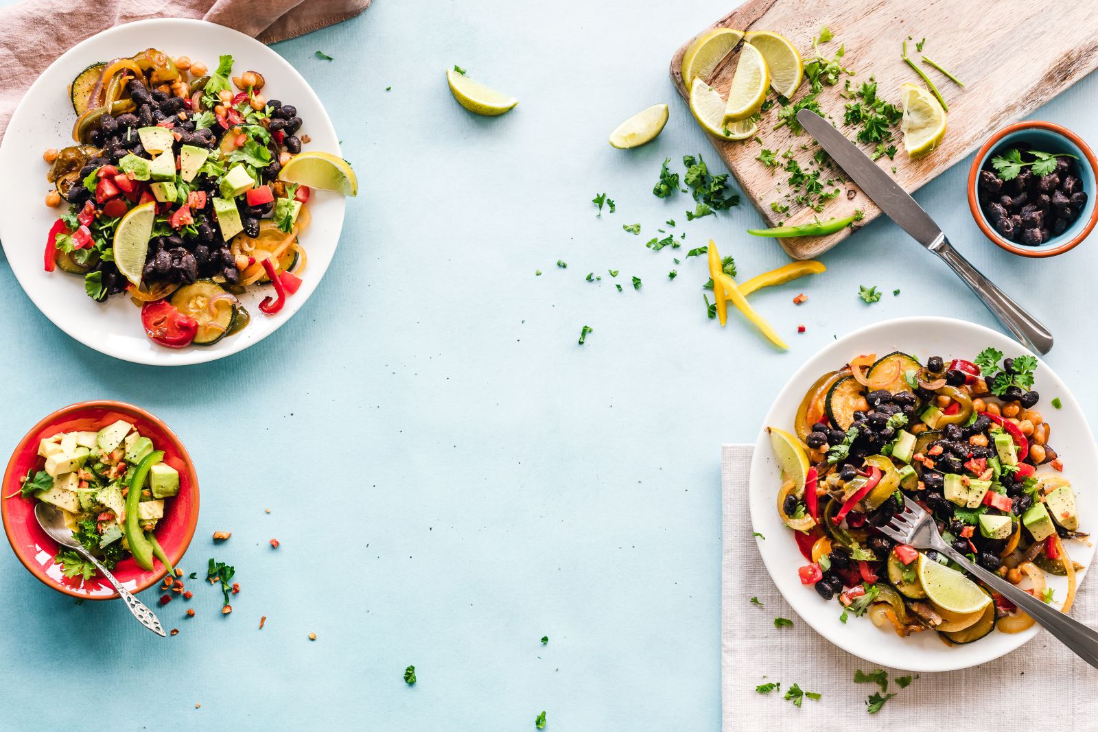 Pratos com frutas em uma mesa