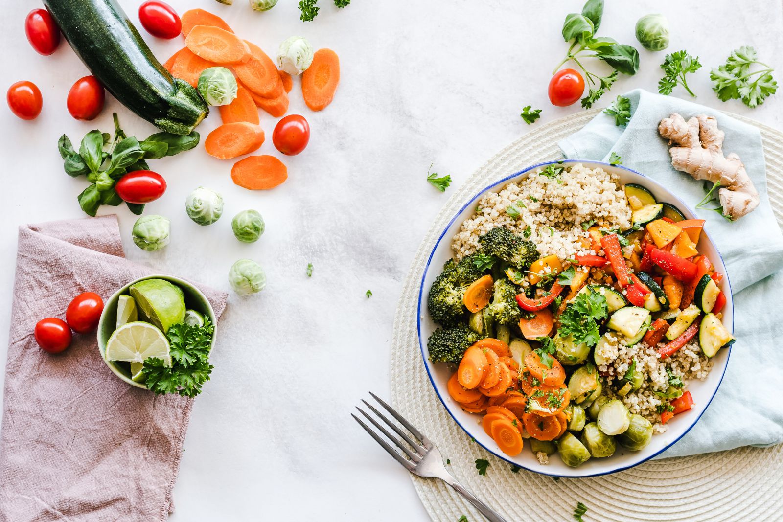 Prato e mesa com legumes e verduras