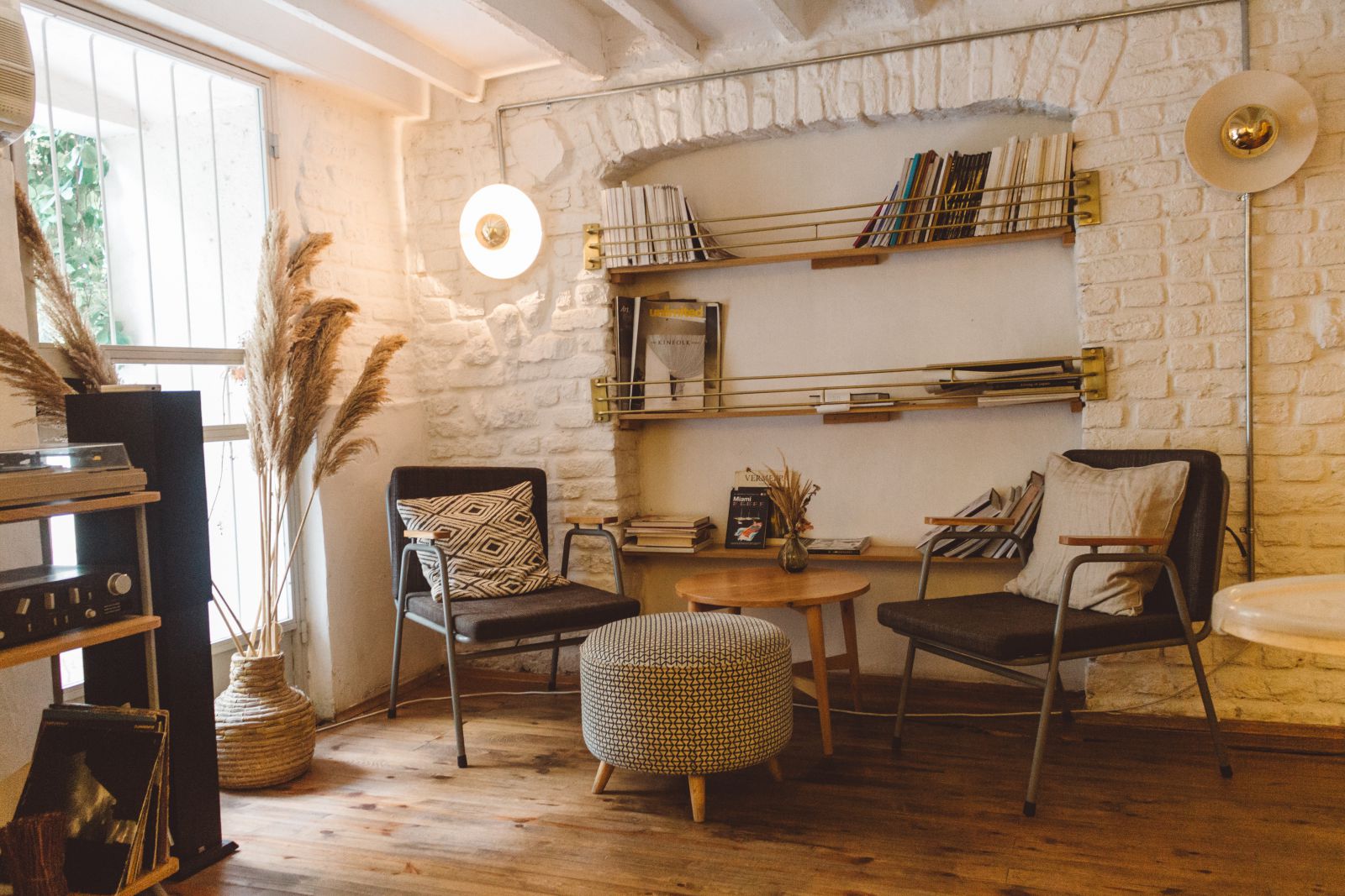 Sala de estar com cadeiras, mesa, livros