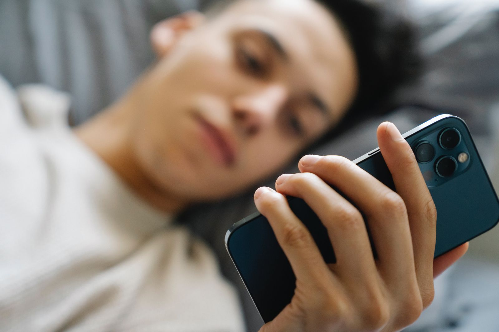 Homem usando celular
