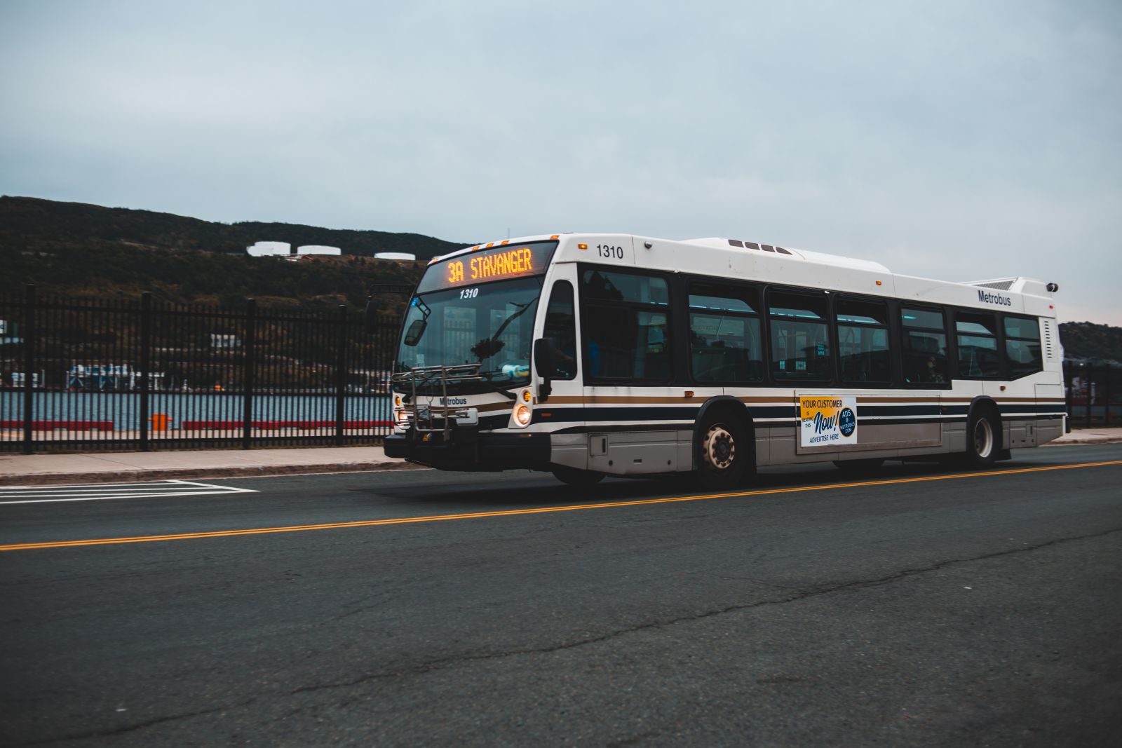 Ônibus em movimento na estrada