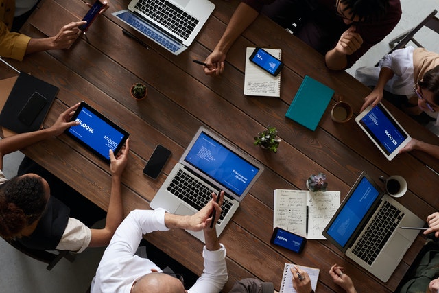 Pessoas trabalhando com computadores.