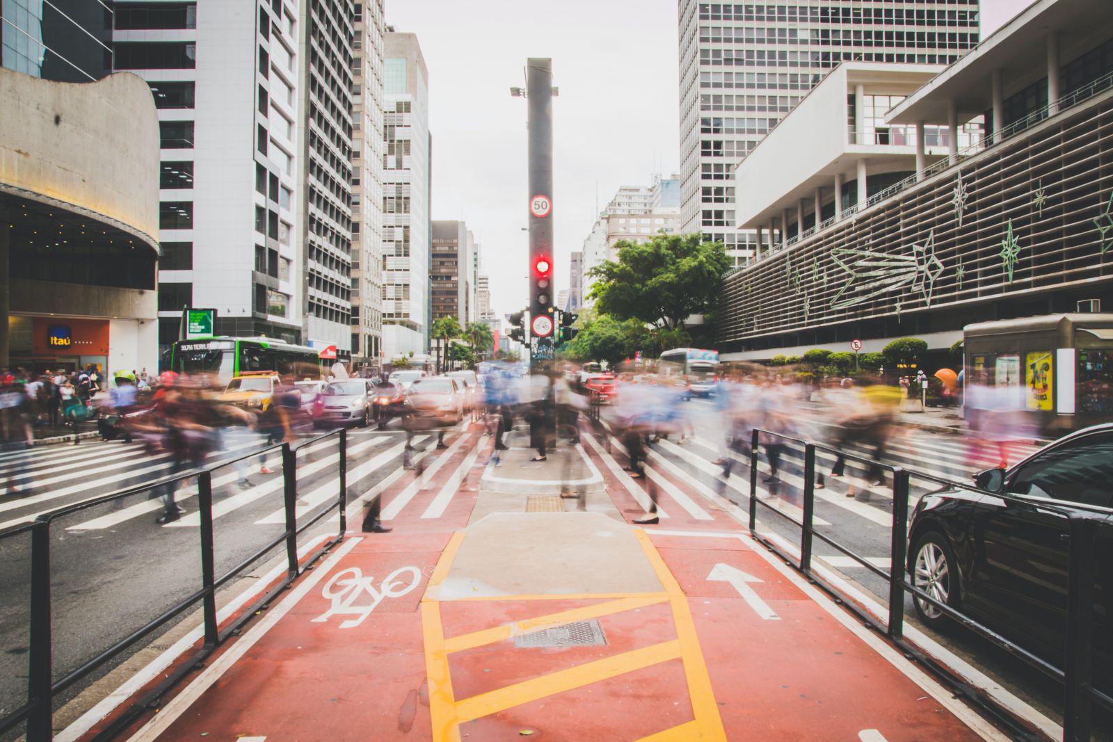 Pessoas atravessando a rua na Avenida Paulista