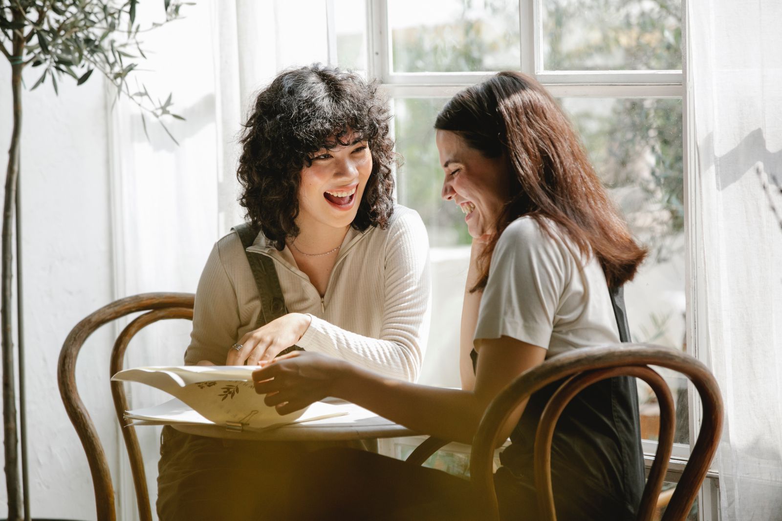 Duas mulheres conversando na mesa
