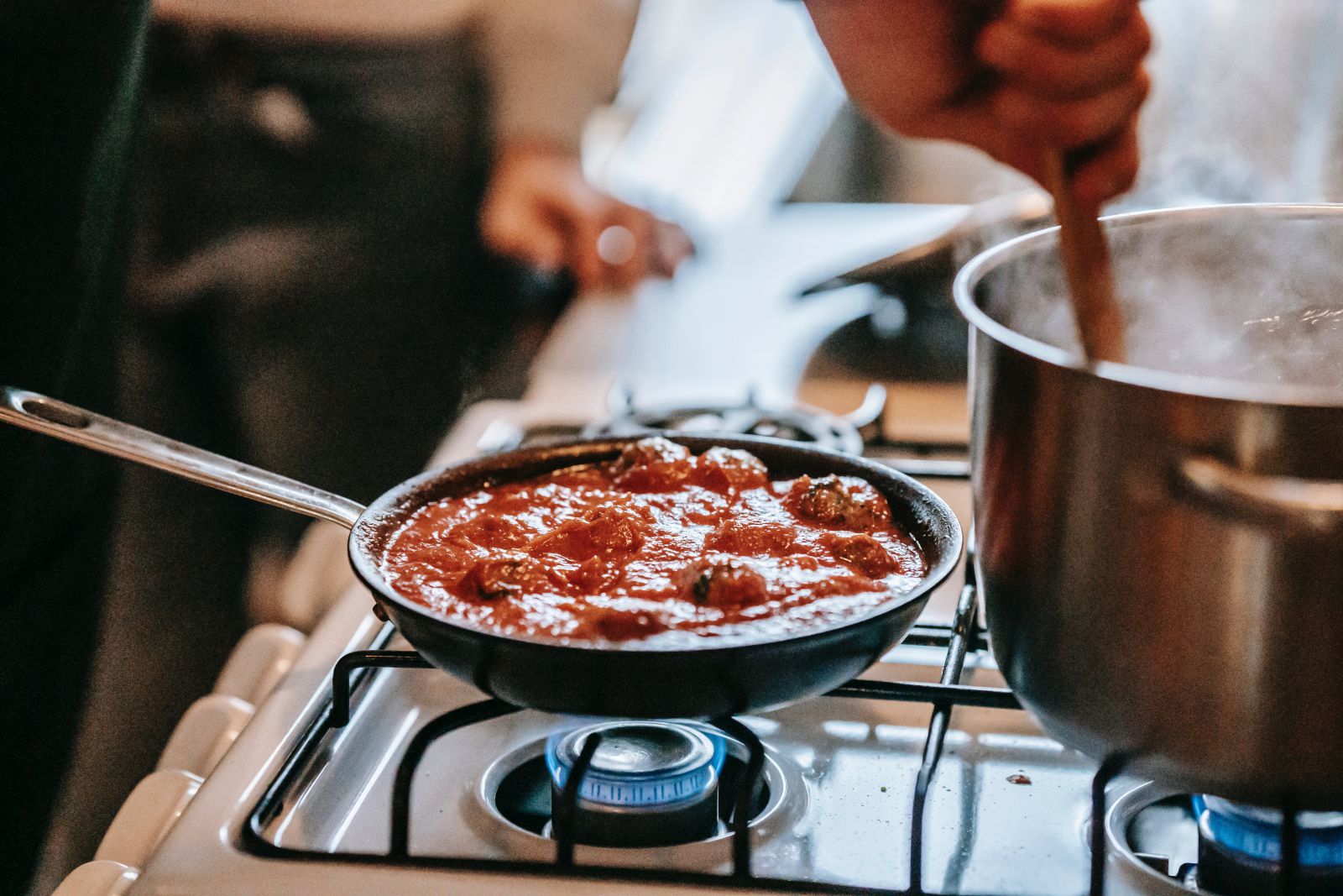 Pessoa cozinhando no fogão
