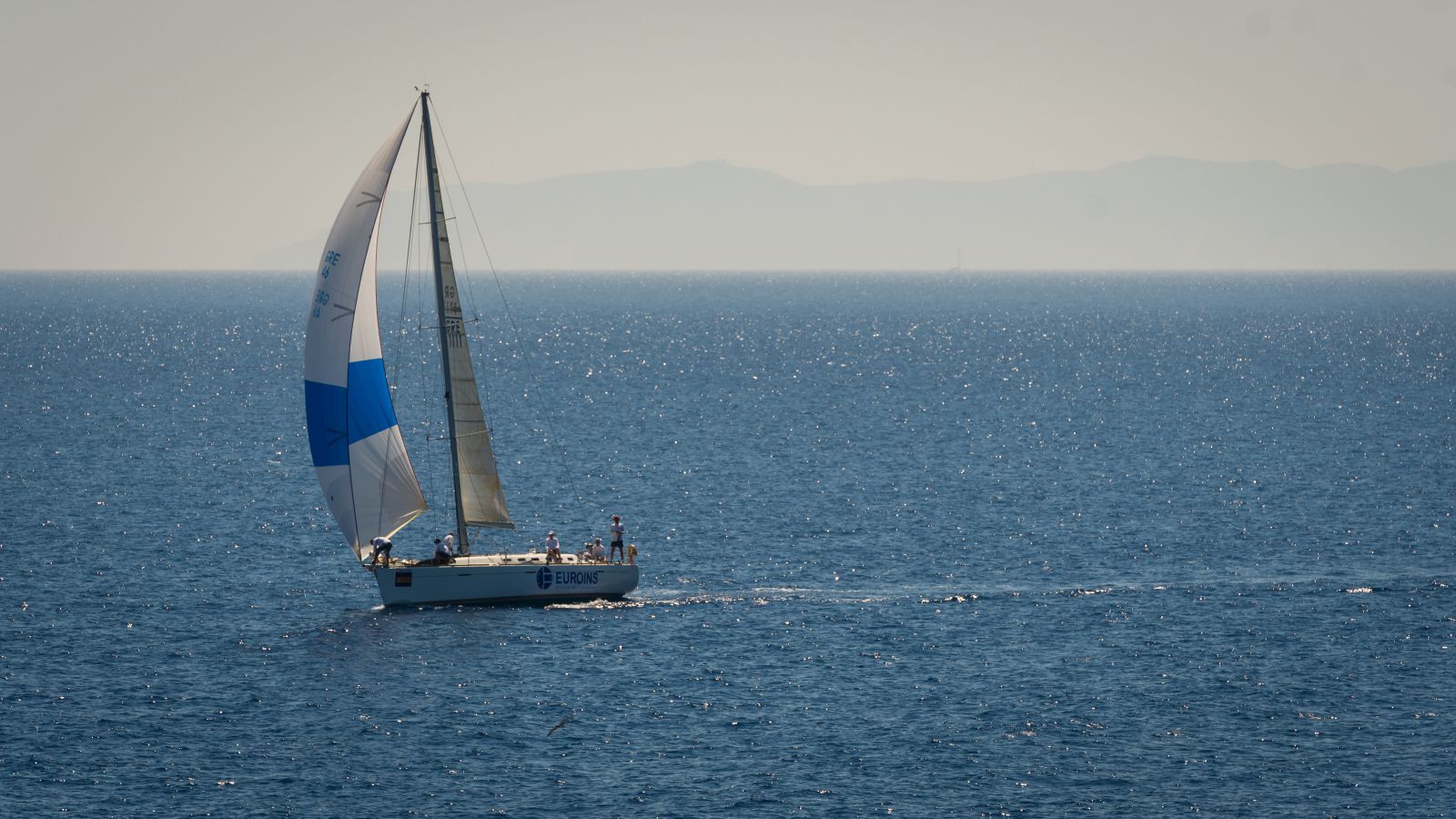 Barco no mar com pessoas