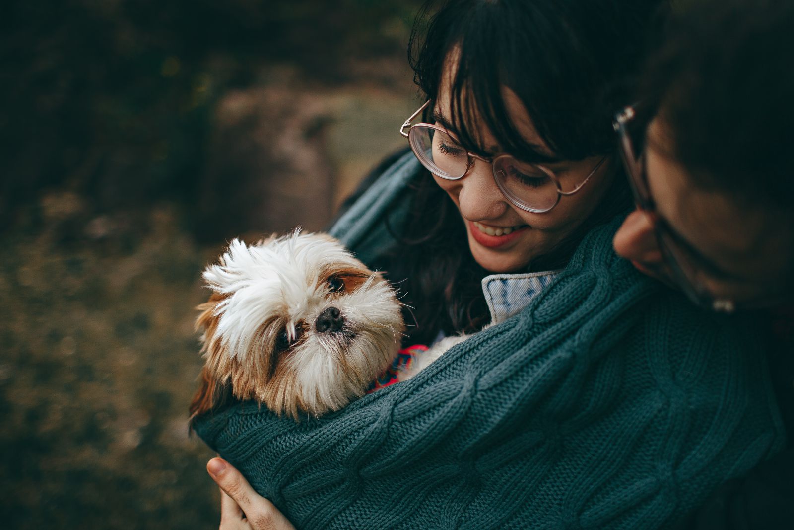 Mulher segurando cachorro no colo