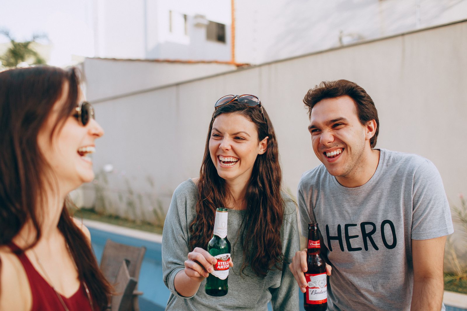 Amigos segurando cerveja