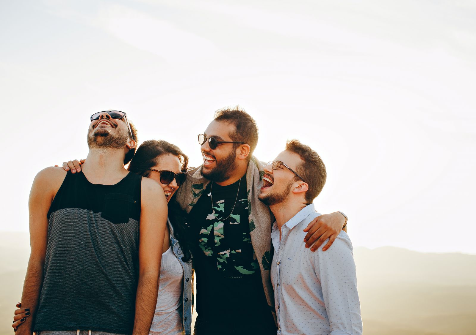 Grupo de amigos abraçados sorrindo