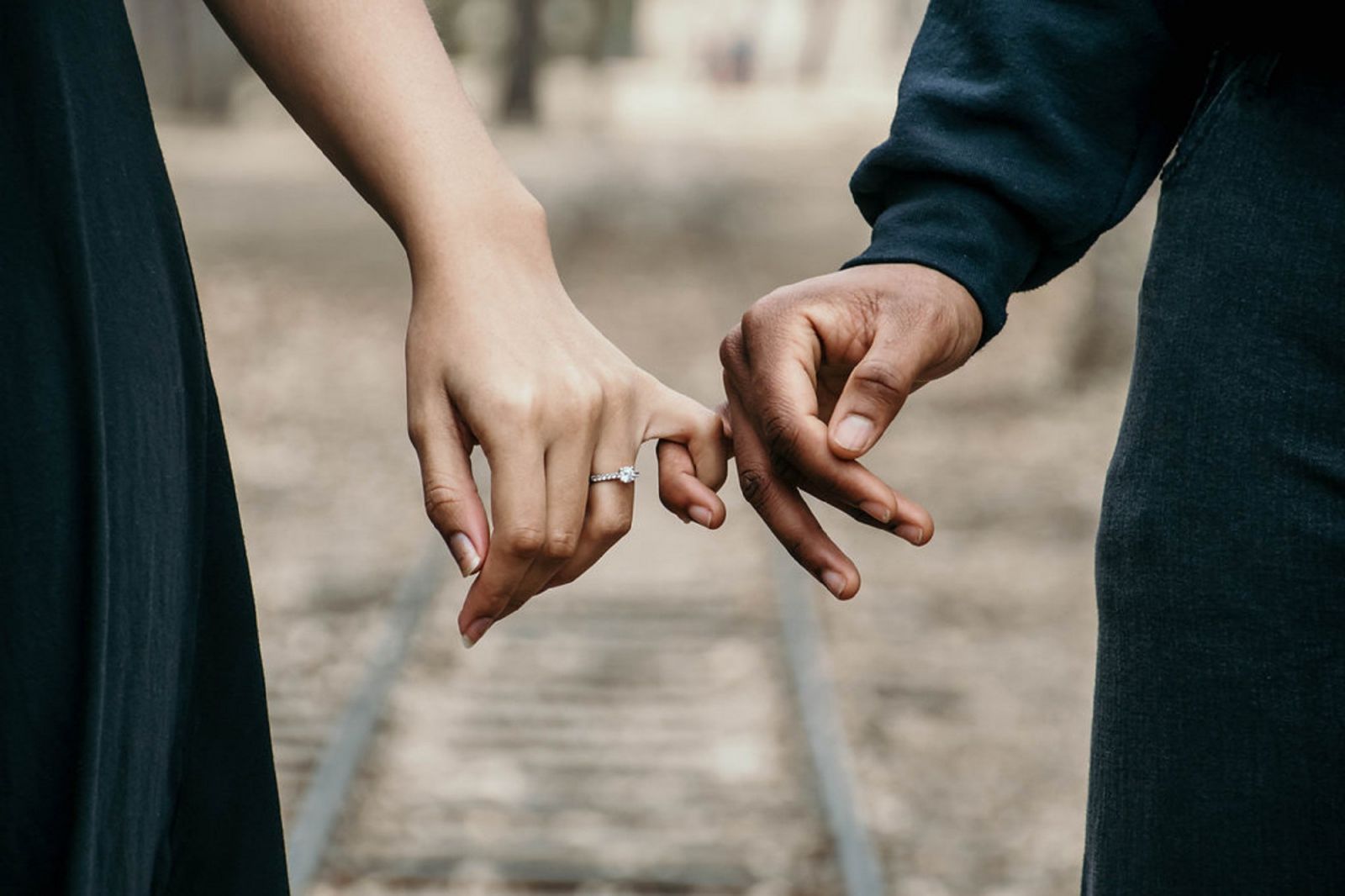 Casal com os dedinhos unidos