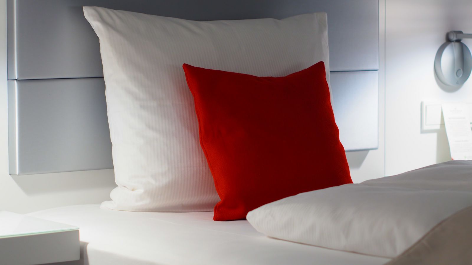 Cama com travesseiros
