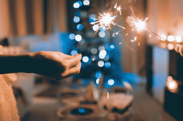 Duas pessoas com velas comemorativas em mãos.