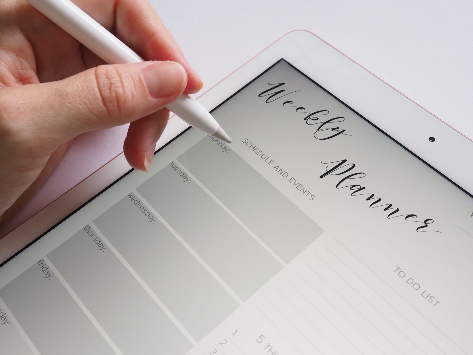 Mulher usando planner no tablet