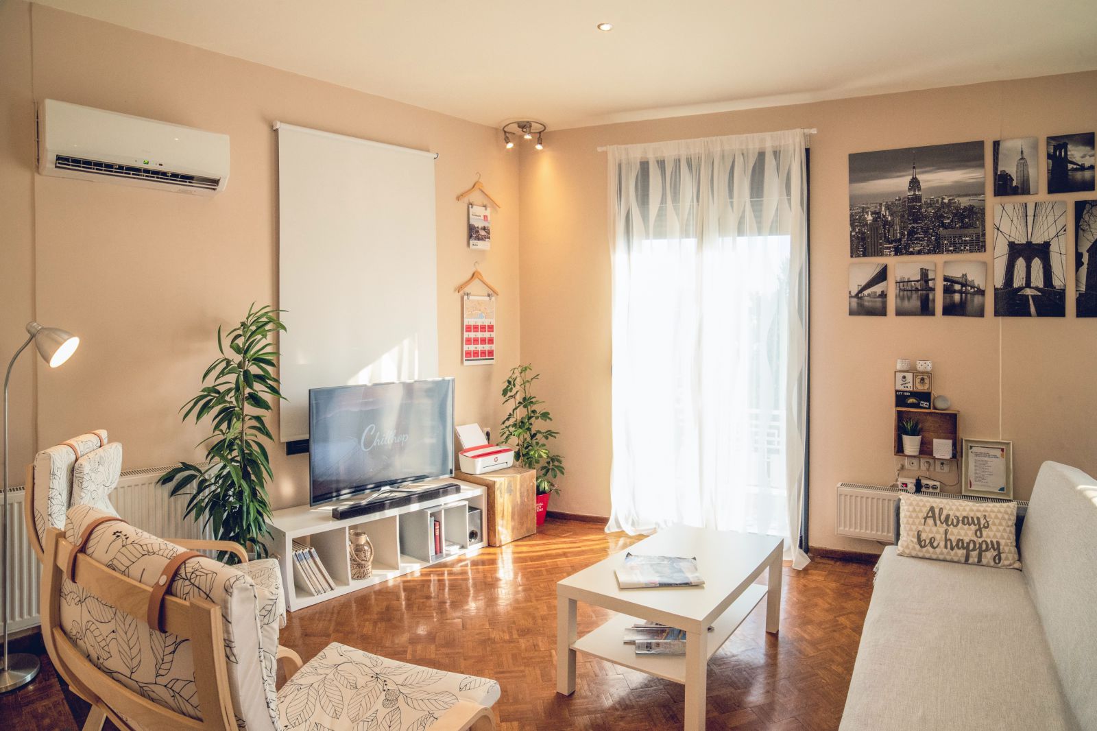 Sala de estar com televisão e sofás