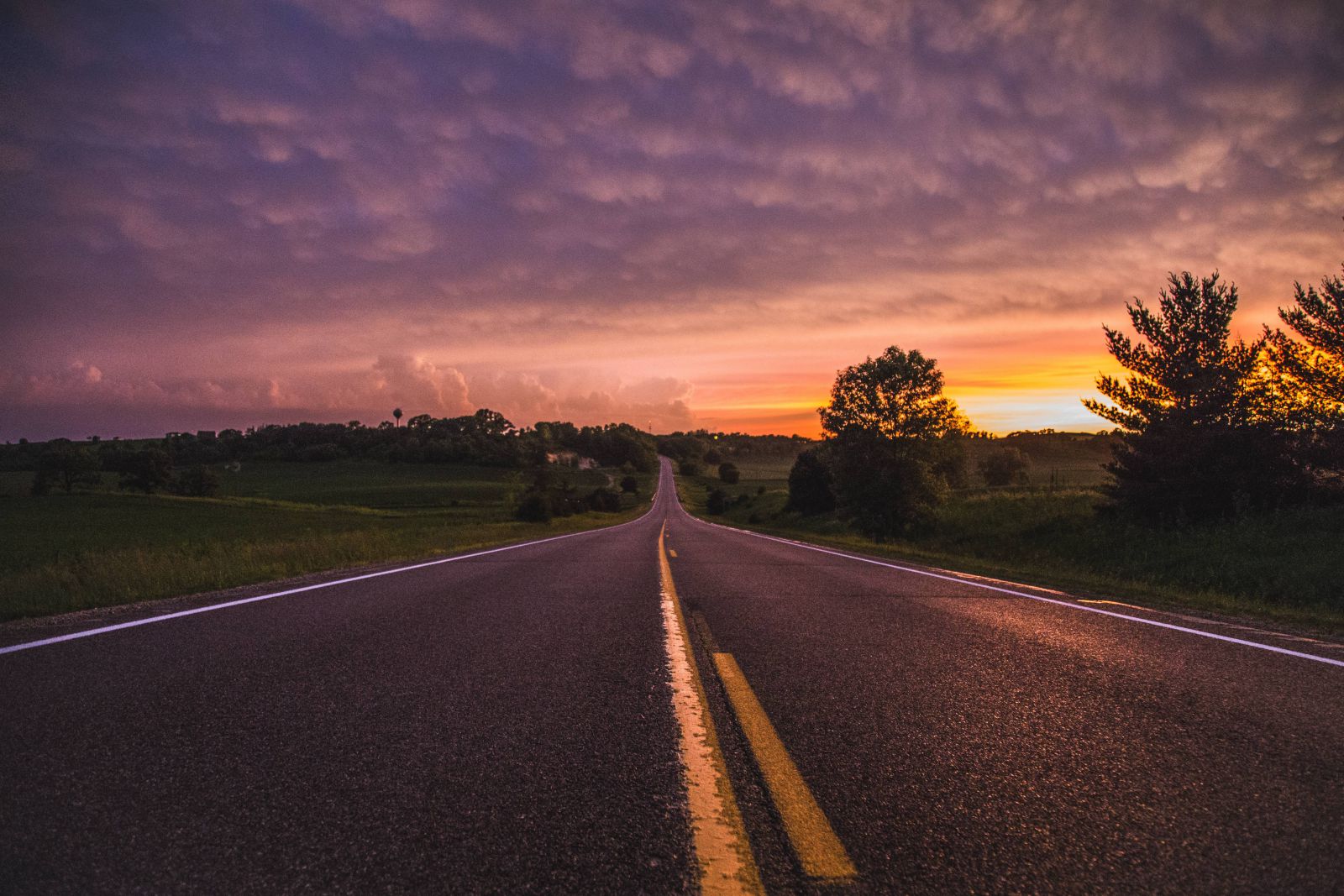 Estrada ao anoitecer 