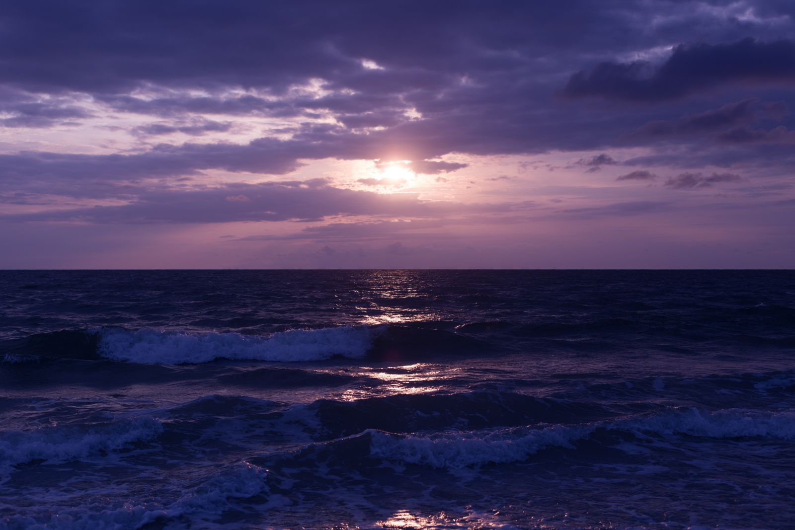 Mar com ondas no final da tarde 