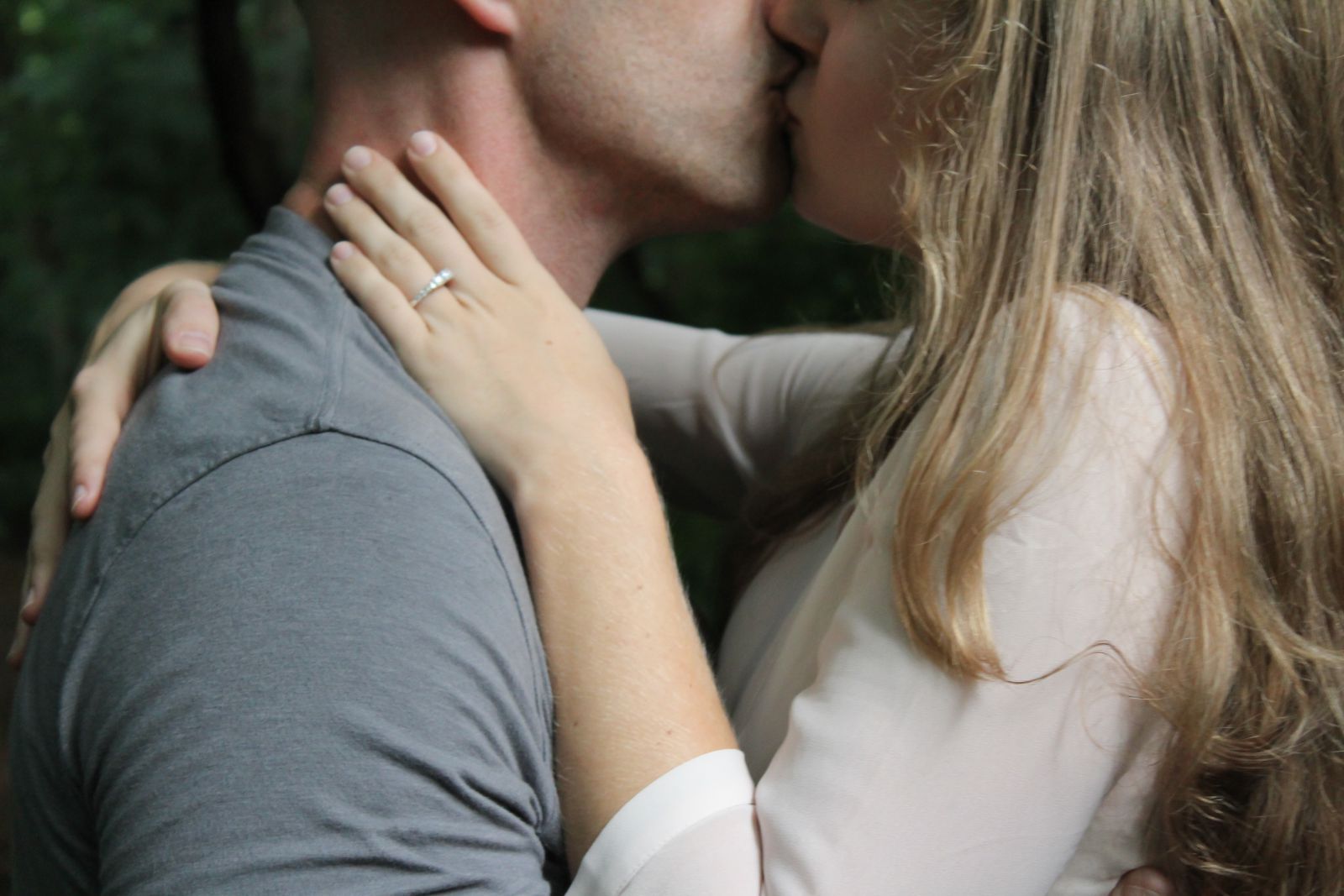 Casal de homem e mulher se beijando