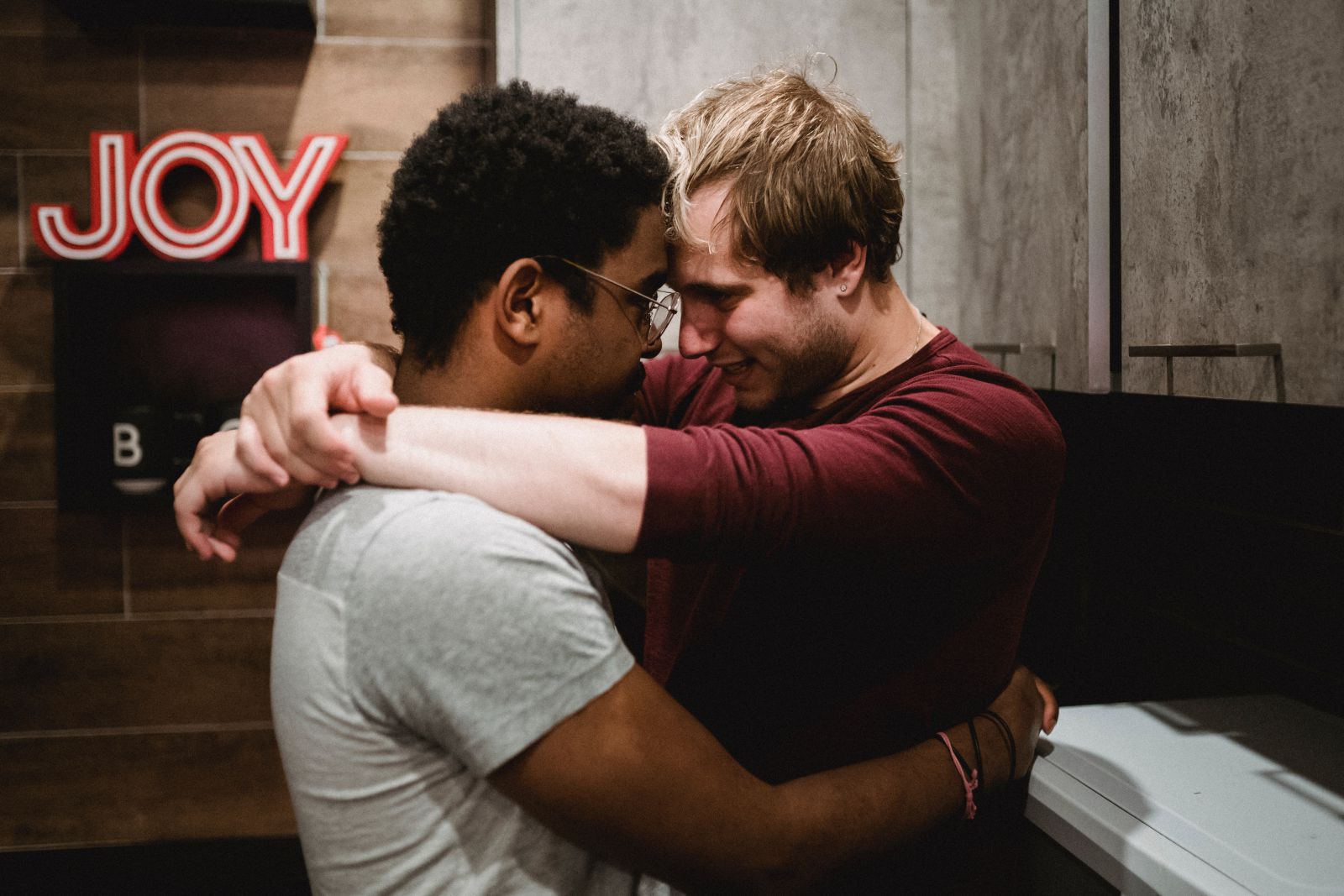 Casal de homens abraçados