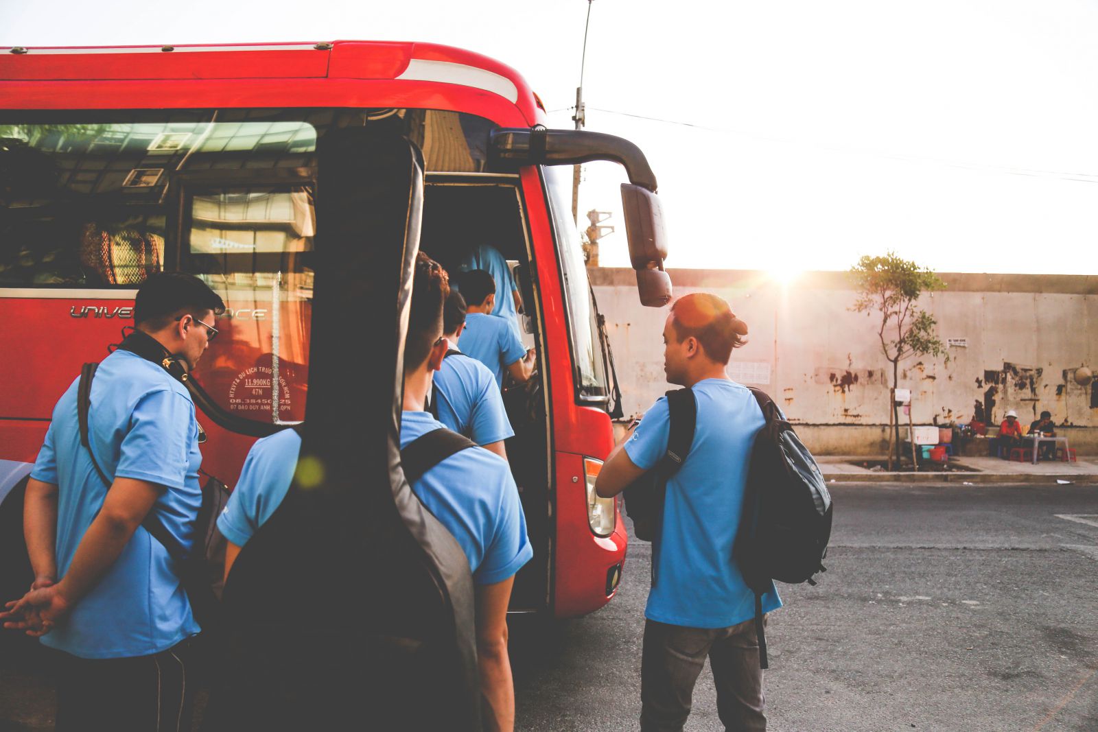 Pessoas entrando em um ônibus de viagem