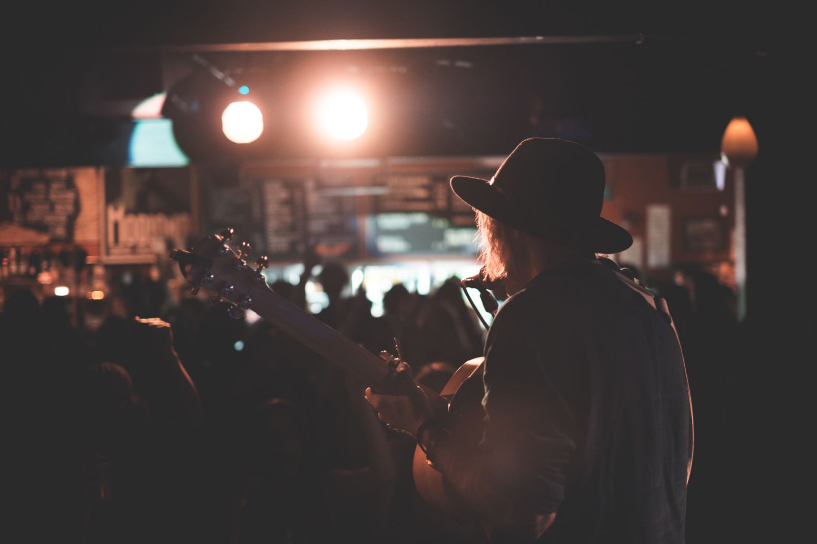 Pessoa tocando violão em um palco