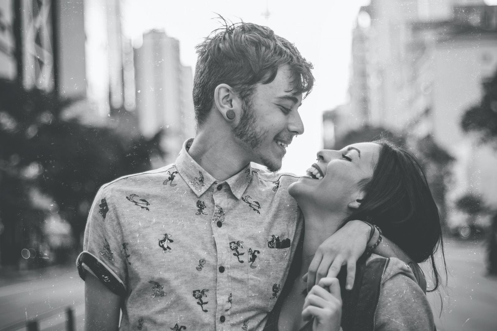 Homem e mulher sorrindo um para o outro