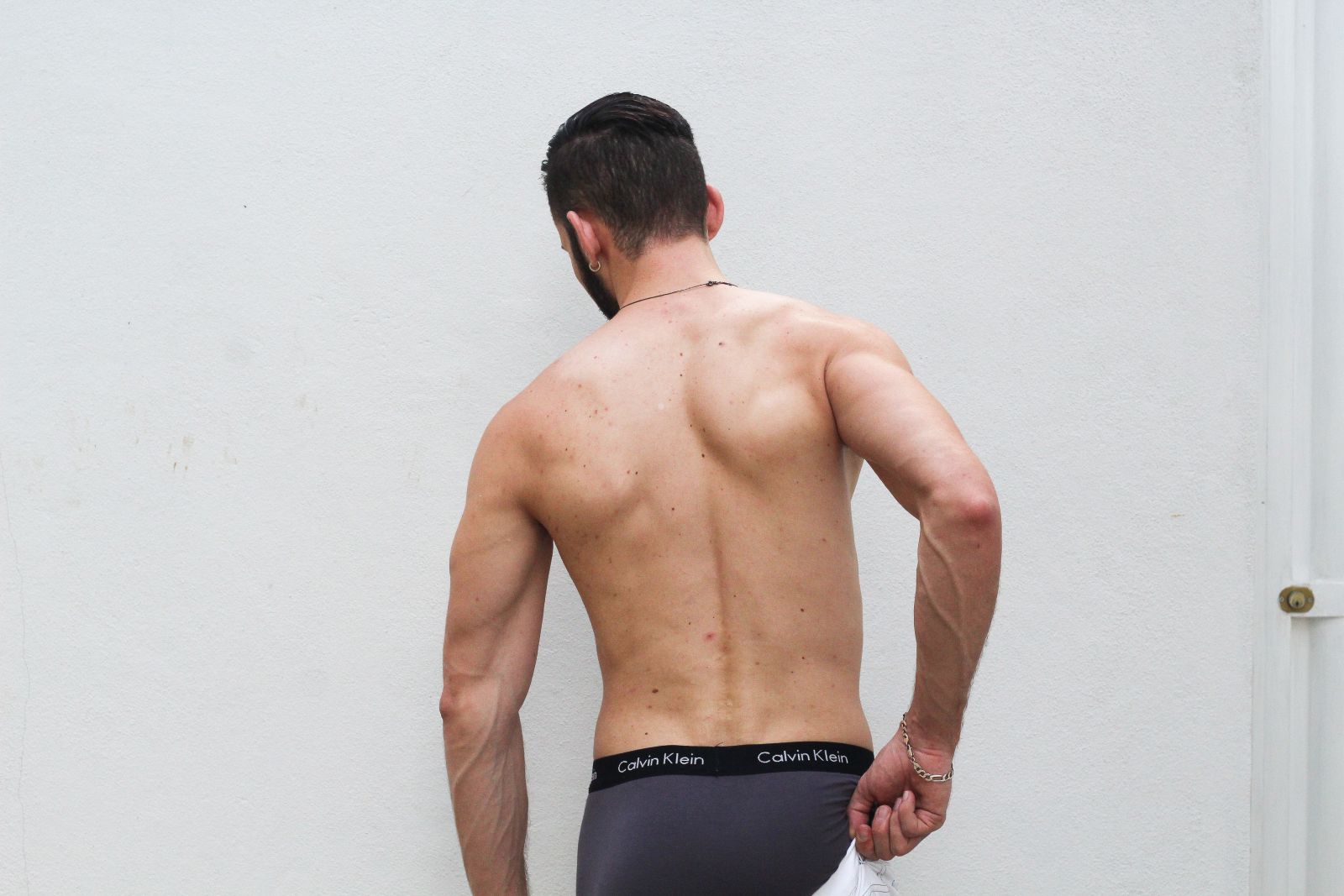 Homem apenas de cueca 