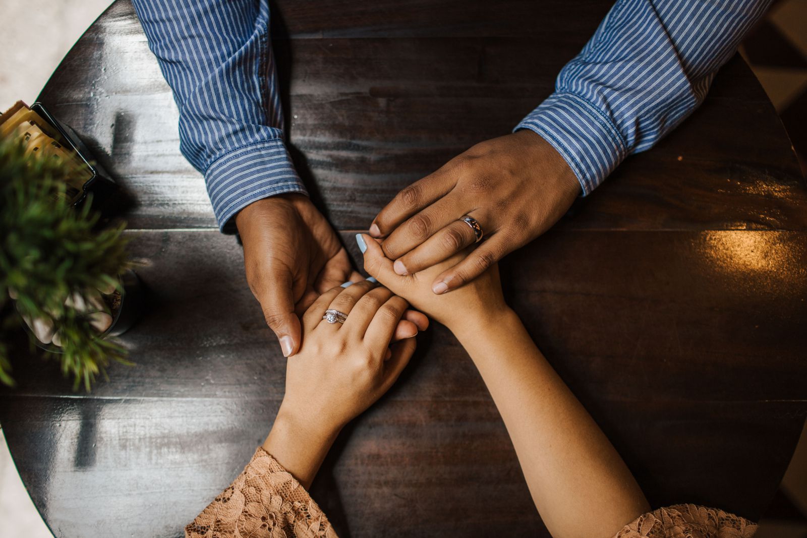 Mãos de homem e mulher juntas