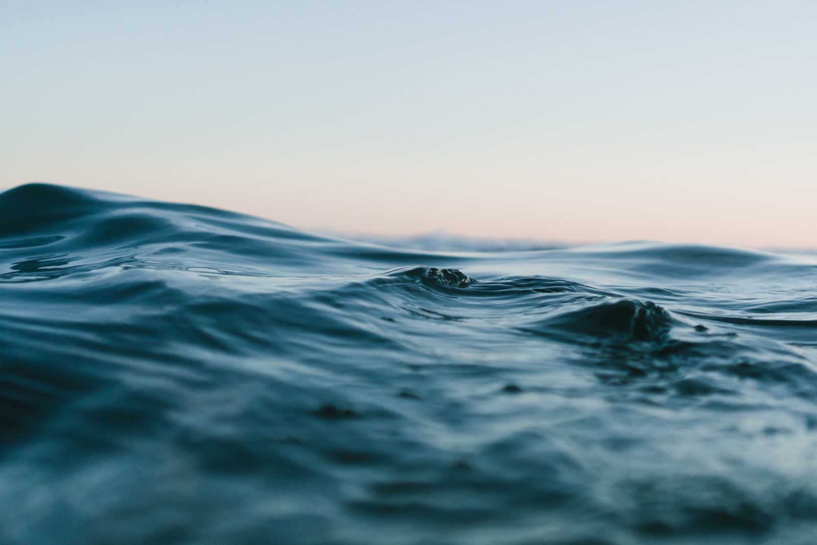 Mar tranquilo com pequenas ondas