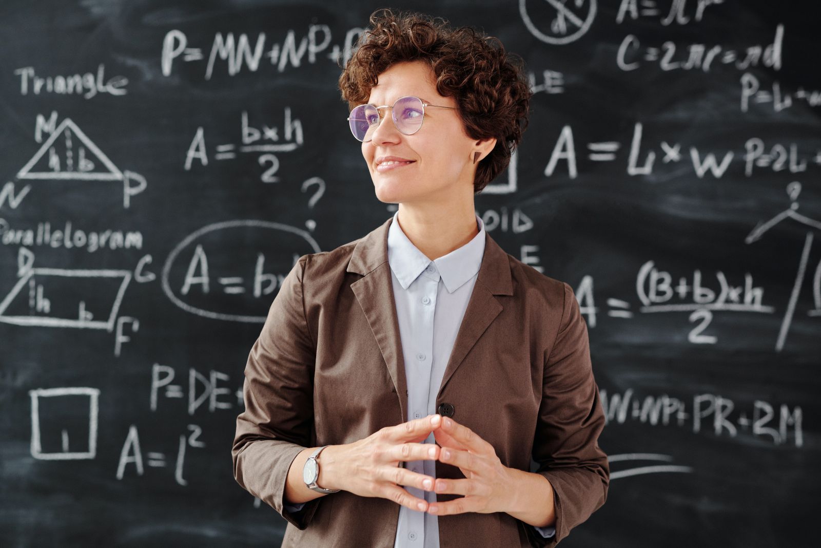 Professora de frente para a lousa