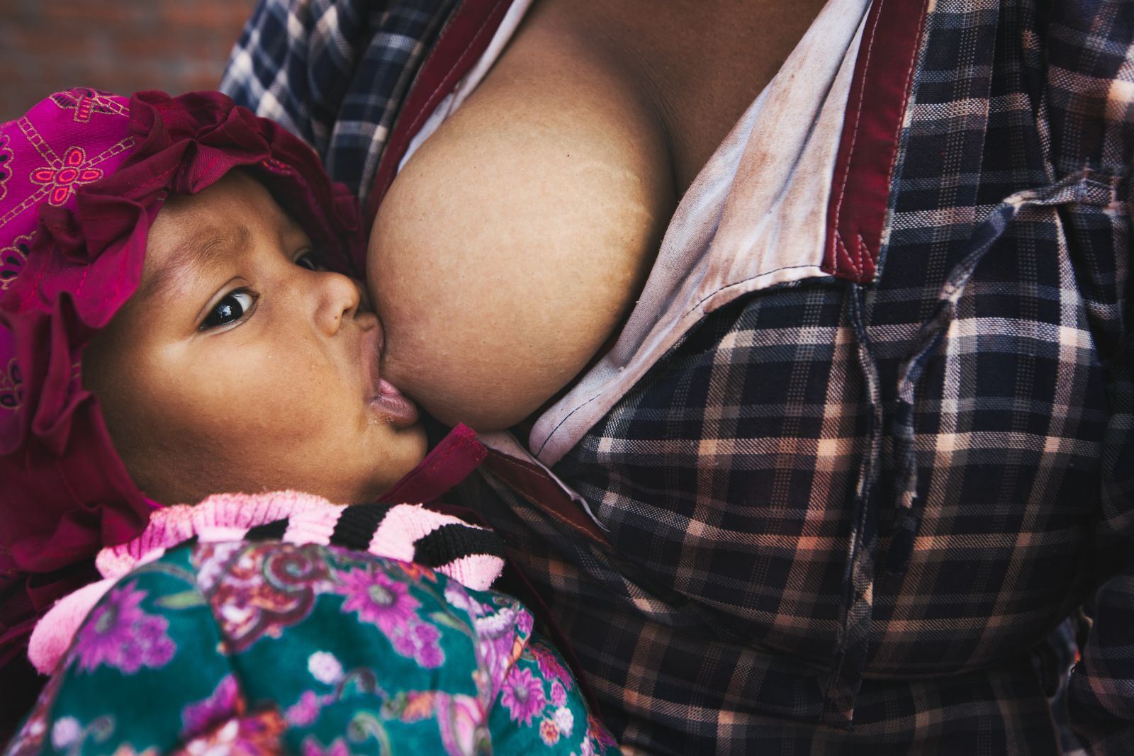 Bebê amamentando
