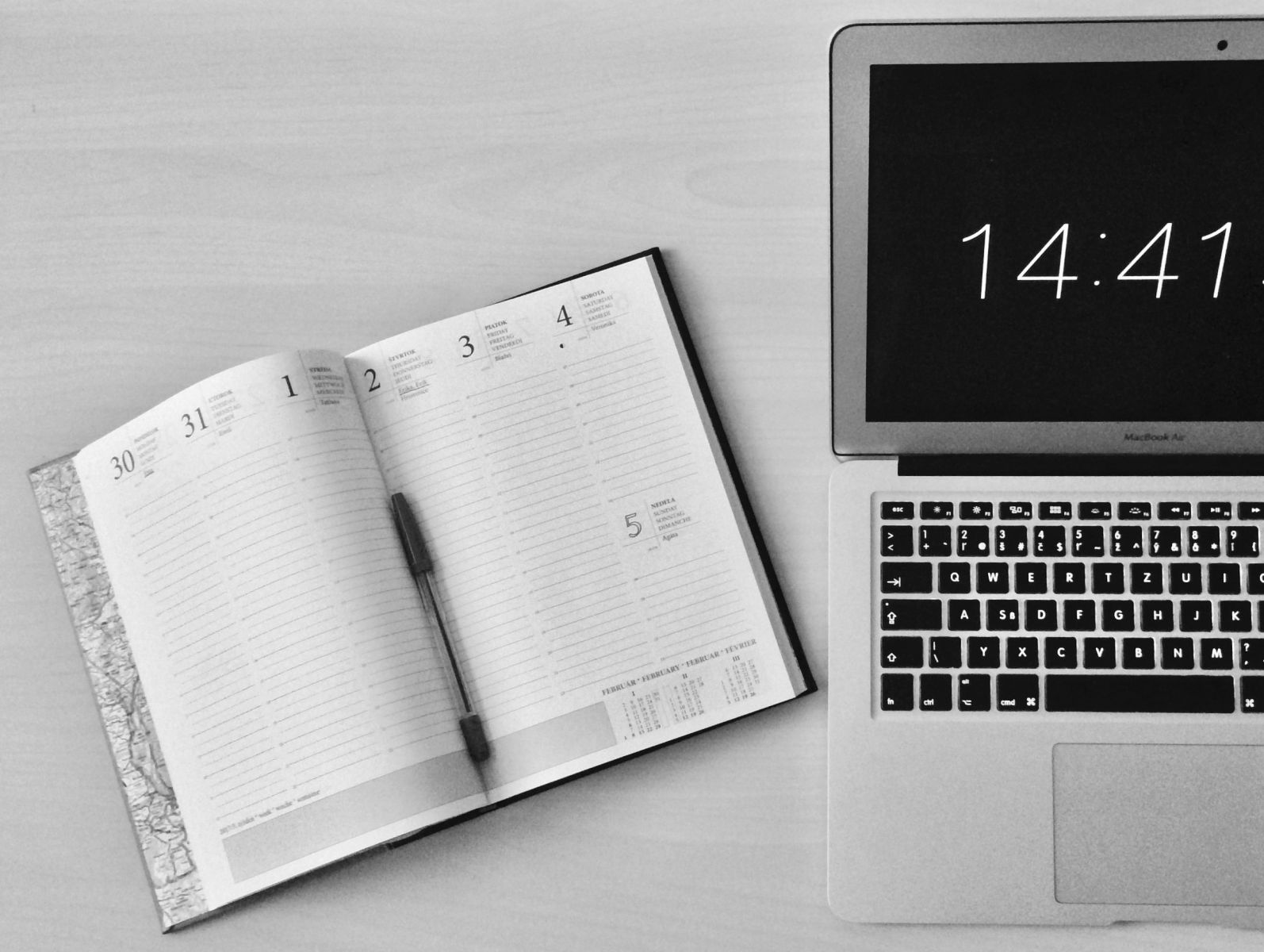 Agenda ao lado de um notebook