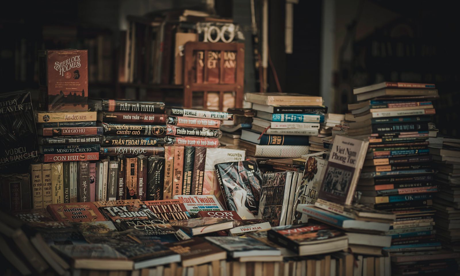 Livraria com livros empilhados 