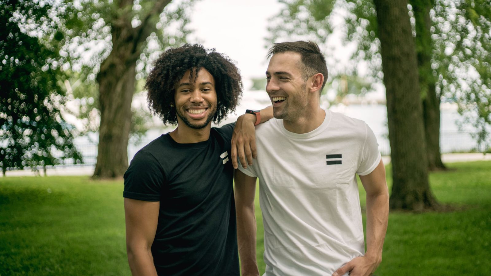 Homem ao lado de outro homem sorrindo em um parque